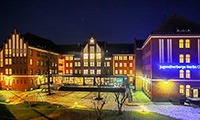 Jugendherberge beleuchtet bei Nacht