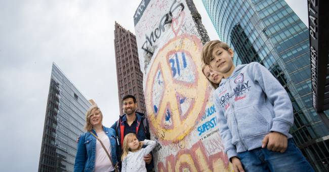 Familie am Potsdamer Platz – Jugendherberge Berlin Ostkreuz