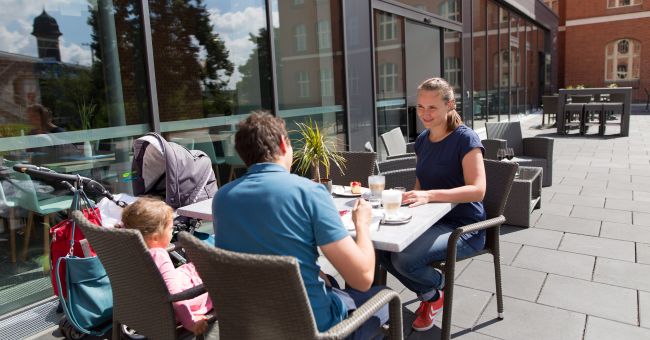 Familie auf der Terrasse der Jugendherberge Berlin Ostkreuz