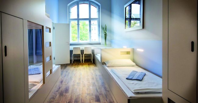 Modernes, gastfreundliches und helles Zimmer der Jugendherberge Berlin Ostkreuz