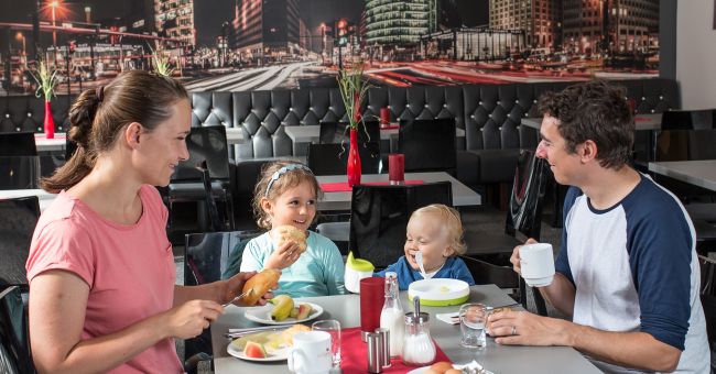 Familie im Speiseraum der Jugendherberge Berlin Ostkreuz