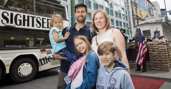 Familie am Checkpoint Charlie – Jugendherberge Berlin Ostkreuz